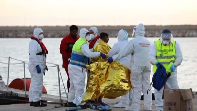 L’arrivo a Pozzallo di 17 superstiti del naufragio al largo Libia